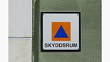 Skylt som visar att det finns skyddsrum i byggnaden.